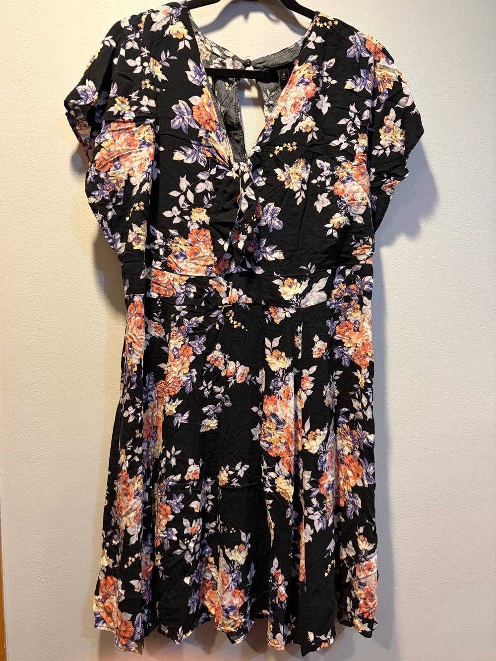 #94 *Torrid 2 (2X) Black Floral Shortsleeve Dress Plus Size (measures as 1X)